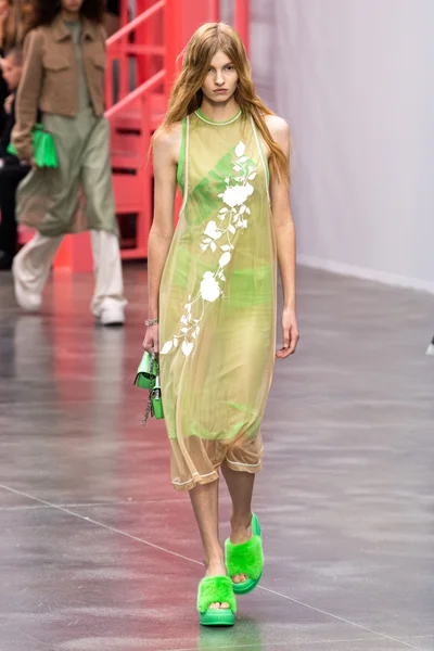 Look 13